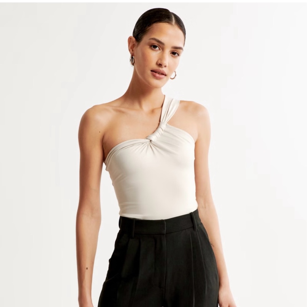 Abercrombie Sleek Seamless Fabric One-Shoulder Twist Top beige size 4 with tags